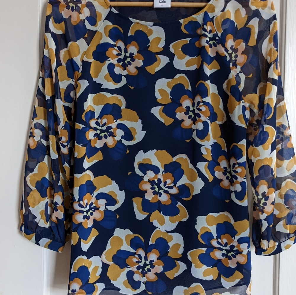 Cabi Lydia blouse  from London calling catalog. EUC